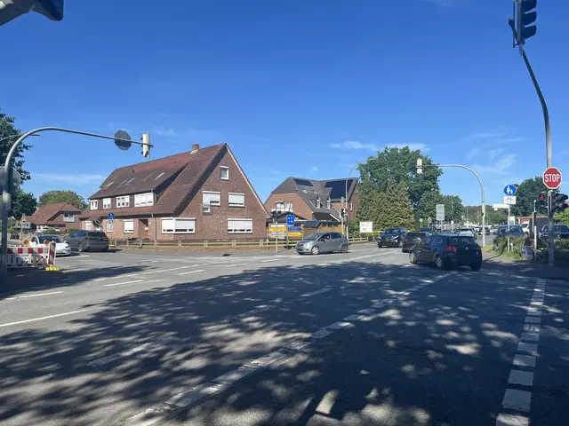 Die Asphaltdecke an dieser Kreuzung in Ramelsloh wird in Kürze vom Landkreis saniert. Im Zuge der Bauarbeiten wird zudem die Ampelanlage modernisiert | Foto: sra