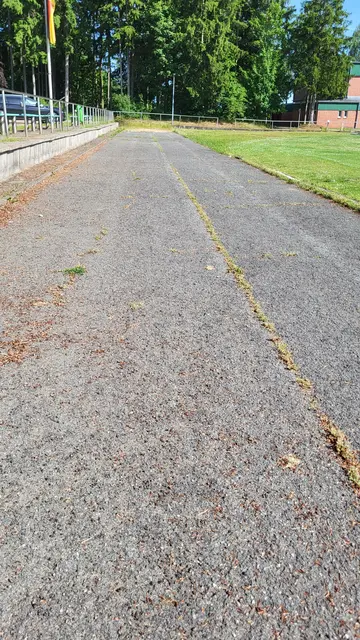 Die alte, asbesthaltige Laufbahn am Sportplatz hat endgültig ausgedient | Foto: sh