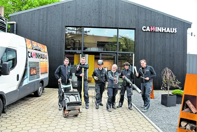 Das Team vom Caminhaus vor dem neuen Standort an der Bremer Straße 42 in Buchholz lädt zum Schautag am Sonntag, 7. Juni, von 11 bis 17 Uhr ein  | Foto: Axel-Holger Haase