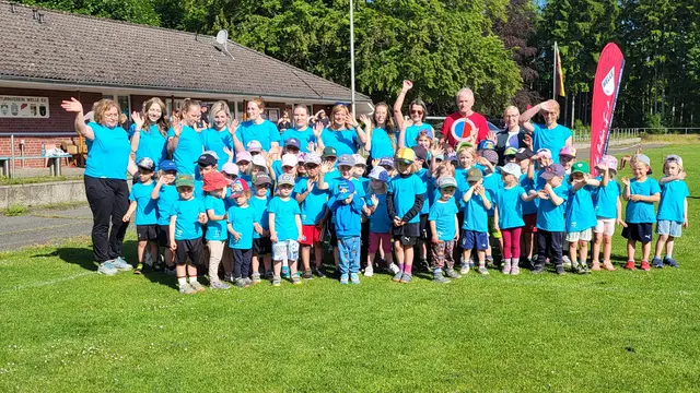 Mehr als vierzig Kindergartenkinder liefen in Welle, um Geld für den Sportverein TV Welle zusammen zu bekommen | Foto: sh