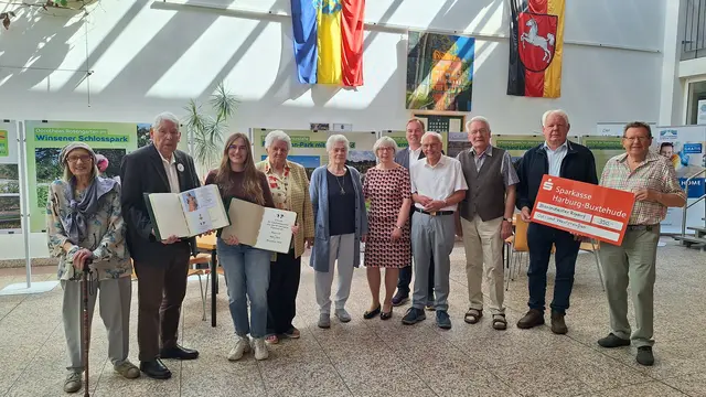 Im Rathaus: Hans-Dieter Kossack (2. v. li.), Vorsitzender der Landsmannschaft, Stadtarchivarin Kim Liza Wienecke (3. v. li.), Bürgermeister André Wiese (5. v. re.), Peter Lühr (re.) und Hans-Heinrich Rüschmeyer (2. v. re.) vom Blasorchester der Feuerwehr Roydorf, der ehrenamtliche Stadtarchivar Kurt Schwerdtfeger (3. v. re.) und einige Mitglieder der Winsener Landsmannschaft der Ost- und Westpreußen. | Foto: Stadt Winsen