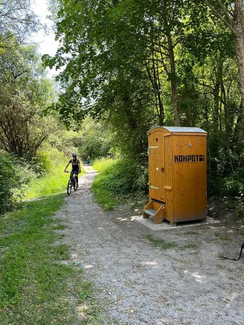 Beispiel Schweiz: Hier gibt es öffentliche Komposttoiletten an Wegesrändern | Foto: Kompotoi/Naturpark Lüneburger Heide e.V.
