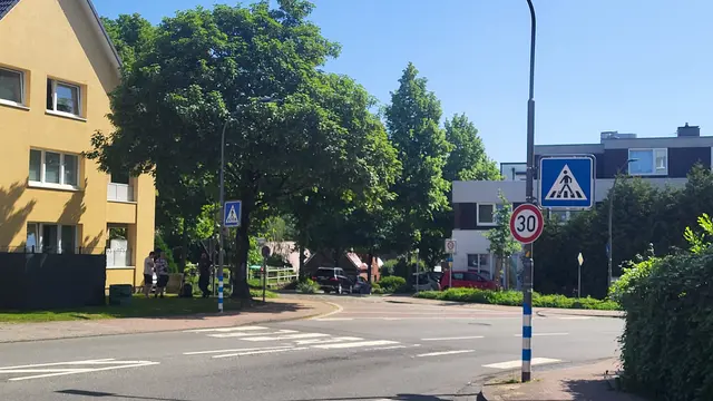 Gefährlich: Der Zebrastreifen an der Hauptstraße, die hier zur Moisburger Straße wird, liegt direkt hinter einer Kurve. Außerdem sind die weißen Streifen auf der Straße nicht mit vollständig zu sehen