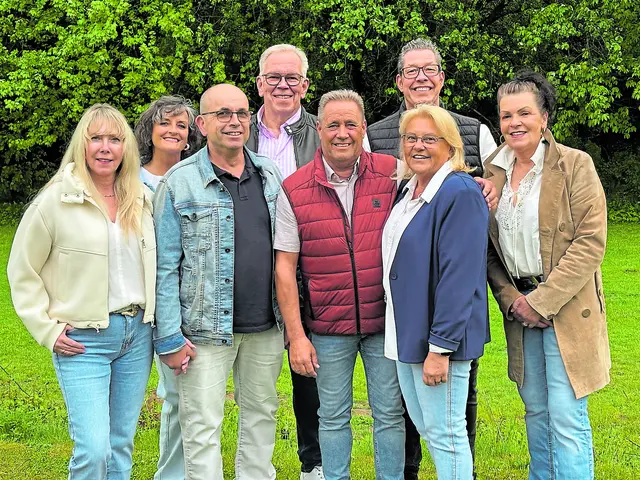 Die Königscrew (vordere Reihe v. li.): Viola und Frank Oelkers (Adjutant), Thorsten Homann "der Sonnenkönig" und seine Königin Kirsten Müller, (hintere Reihe v. li.): Andrea Witt und Michael von Holt (Spieß), Michael (Adjutant) und Susann Schatz  | Foto: Verein