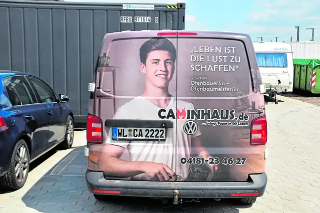 Werbung in eigener Sache auf dem ­Firmenfahrzeug des Caminhauses | Foto: Axel-Holger Haase