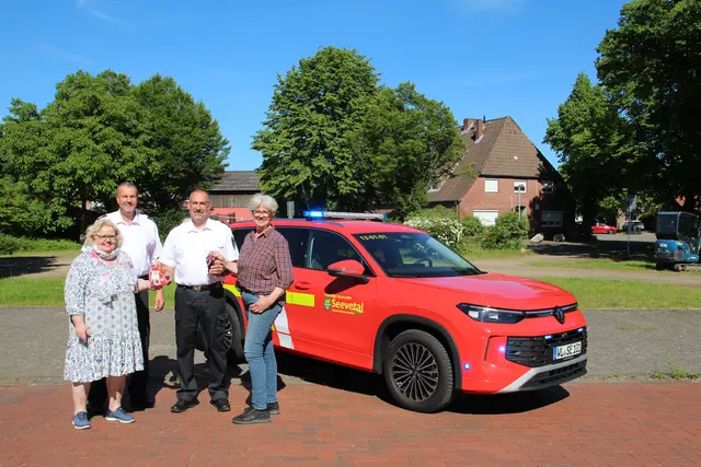 Freuen sich über den neuen Kommandowagen der Seevetaler Gemeindefeuerwehr: Angelika Tumuschat-Bruhn, Andreas Brauel, Rainer Wendt und Bürgermeisterin Emily Weede (von links). | Foto: Pressestelle Feuerwehr Seevetal