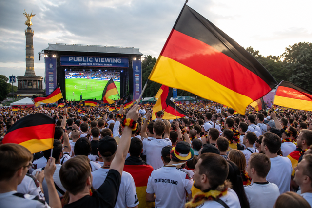 Gerade beim Public Viewing werden gerne die Deutschlandfahnen geschwungen. Warum auch nicht? | Foto:  Foto: KI-generiert