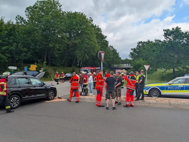 Die Unfallstelle wurde gesichert und der fließende Verkehr sichergestellt | Foto: Pressestelle Feuerwehr Samtgemeinde Hanstedt
