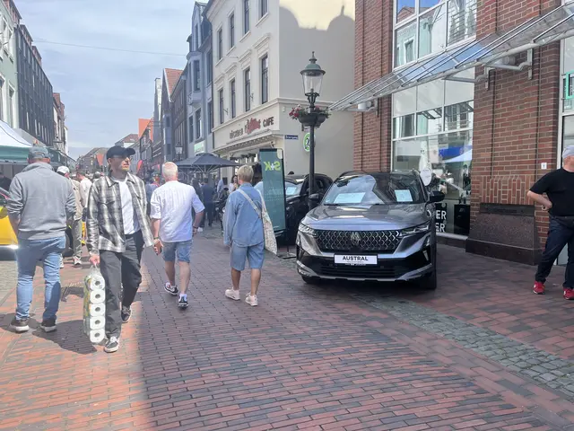 Einkaufen und Autos bestaunen in der Buxtehuder Altstadt | Foto: SaPo