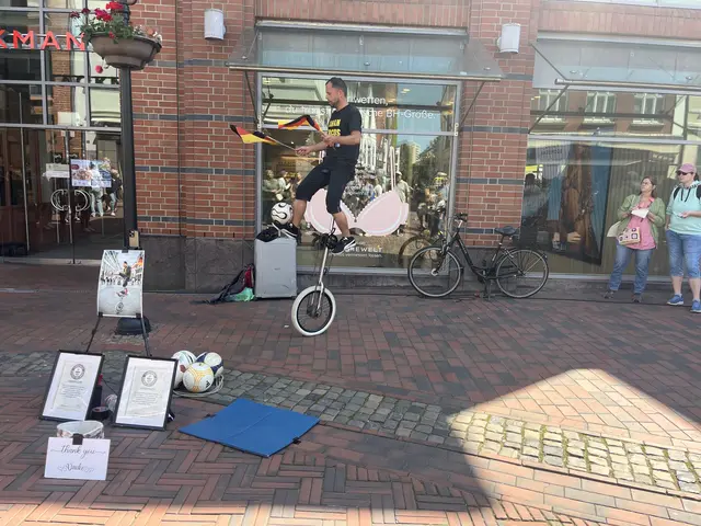 Autos, Snacks, Läden und Künstler gab es beim verkaufsoffenen Sonntag zu bestaunen | Foto: SaPo