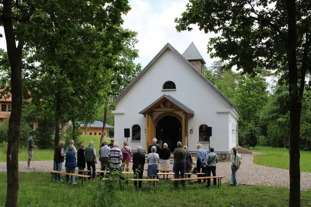 Auch draußen vor der Kapelle verfolgten viele Besucher die Andacht | Foto: ce