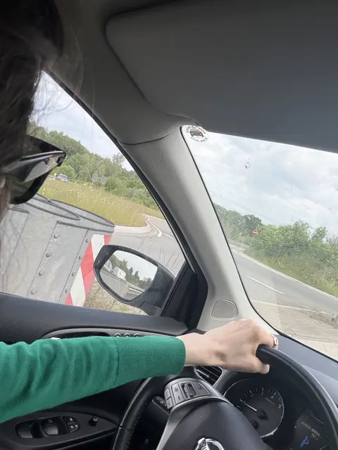 Konzentriert fahre ich in den Kreisel: "Wieso können nicht alle so achtsam sein wie ich?", denke ich selbstgefällig | Foto: tml