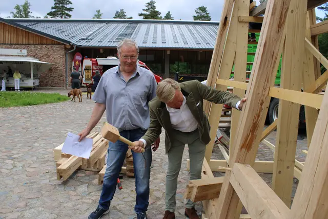 Fachwerk-Profi Emil von Elling (li.) und Hof-Uhlenbusch-Investor Robert Spielberg, der nach altem Brauch einen Holznagel in den Fassadenbalken schlägt | Foto: ce