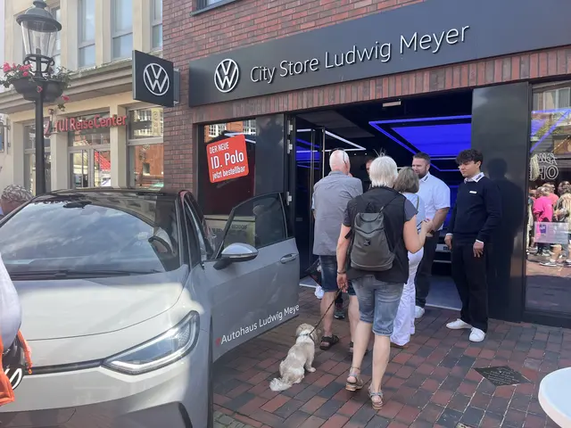 Der VW City Store erweiterte seine Vorführfläche auf die Fußgängerzone bei der Autoshow in Buxtehude | Foto: SaPo