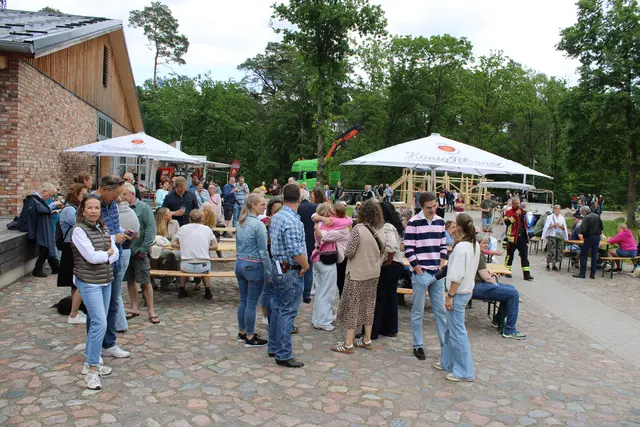 Den "Tag der offenen Tür" nutzten viele Gäste auch zum geselligen Klönschnack | Foto: ce