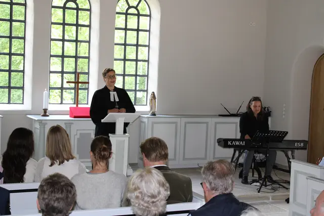 In der voll besetzten Kapelle hielt Regionalbischöfin Marianne Gorka eine von Jens Pape musikalisch begleitete Andacht | Foto: ce