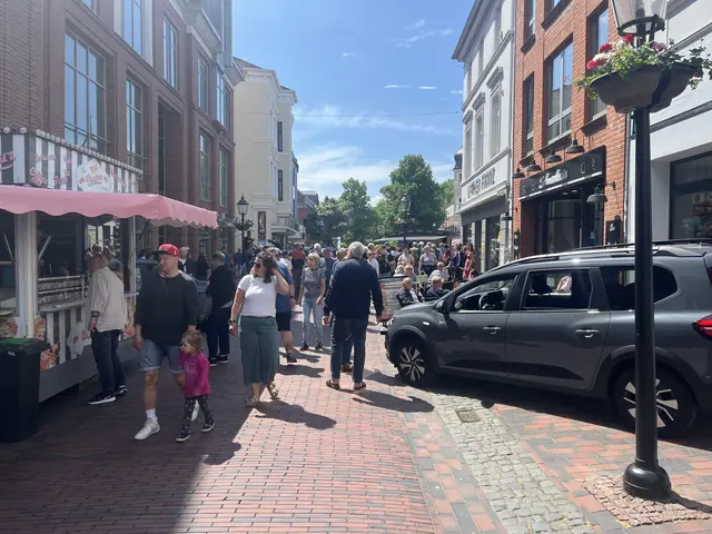 Autos, Snacks und anziehende Läden beim verkaufsoffenen Sonntag in Buxtehude | Foto: SaPo