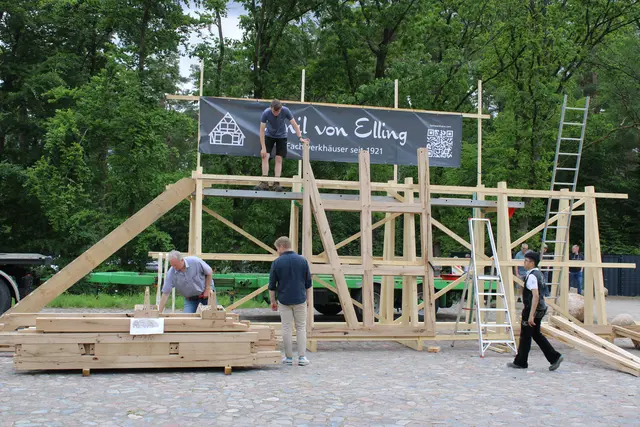 Die Winsener Fachwerk-Spezialisten der Firma Emil von Elling präsentierten bei einer Ausstellung die spätere Gasthof-Frontfassade | Foto: ce