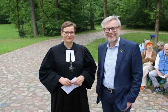 Regionalbischöfin Marianne Gorka mit Hanstedts Gemeindedirektor Olaf Muus | Foto: ce