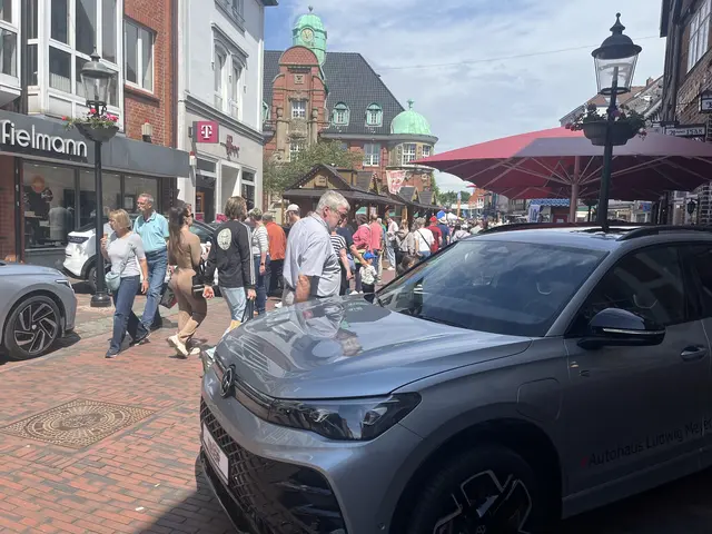 Bummeln und Autos bestaunen: Die Autoshow in Kombination mit dem Verkaufsoffenen Sonntag war ein voller Erfolg | Foto: SaPo