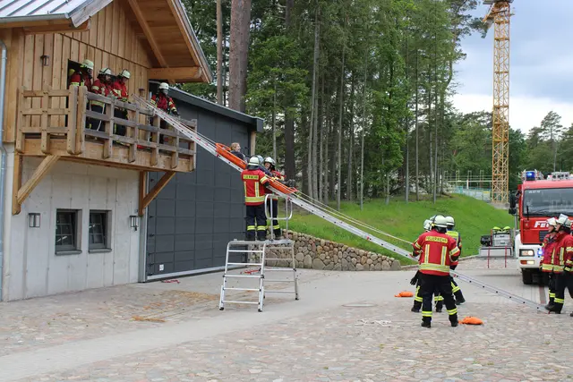 Die Freiwillige Feuerwehr Hanstedt demonstrierte bei einer Übung die Menschenrettung aus einem "brennenden" Gebäude | Foto: ce