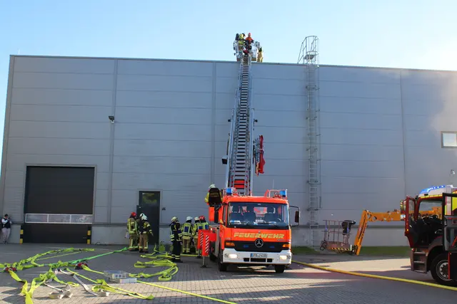 Über die Drehleitern wurden Menschen vom Dach gerettet | Foto: Stefan Braun/Feuerwehr Stade