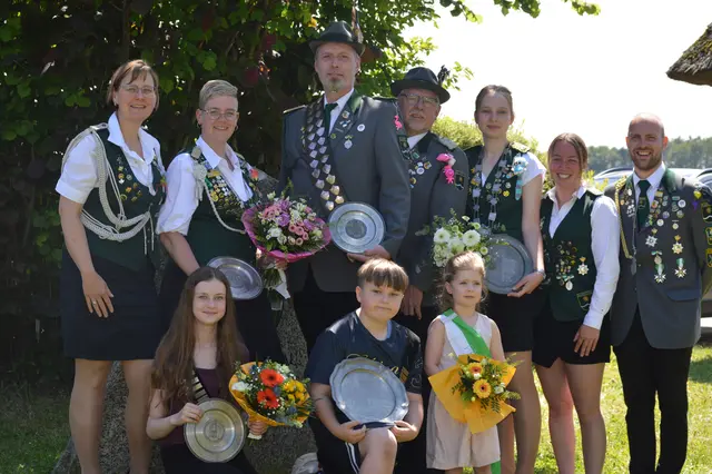 Der neue Hofstaat vom Schützenverein Blumenthal (hinten, v. li.): Adjudantin Dörte Kröncke, Königin Saskia Michaelsen, König Henrik Sethmann, Adjudant Ralph Hartung,
Jungschützenkönigin Maleen Schlichting, Adjudantin Viola Peters, Zapfhahnkönig Mirco Peters sowie (vorne, v. li.): Kinderkönigin Theresa Koppelmann, Kinderkönig Mattis Śethamánn und Prinzessin Maila Matthiesen | Foto: Schützenverein