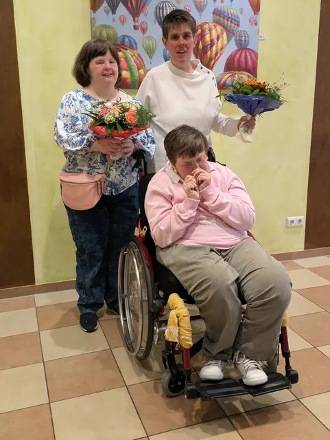 Clarissa Hoffmann (v. li.), Melanie Schlaphof (sitzend) und Annette Bauer. Die drei Frauen verbindet seit ihrer gemeinsamen Schulzeit in Buchholz eine enge Freundschaft. Heute arbeiten sie seit vielen Jahren bei der Lebenshilfe und stehen beispielhaft für gelebte Inklusion, Gemeinschaft und Zusammenhalt. | Foto: sh