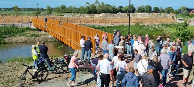 Brückeneinweihung vor großer Kulisse  | Foto: ig