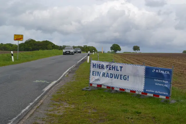 Die K66 zwischen Kampen und Otter ist seit vielen Jahre in einem  katastrophalen Zustand: Mit 5,50 Metern sehr schmal für motorisierten Begegnungsverkehr und zu den Seitenrändern absackt | Foto: bim