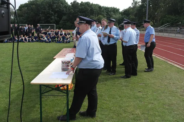 Stellv. Kreisjugendfeuerwehrwart Sebastian Beecken bei der Siegerehrung | Foto: KJF LK Harburg