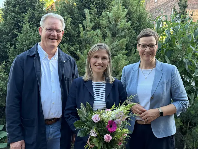 Superintendentin Johanna Reimers (Mi.) mit Regionalbischöfin Marianne Gorka und Pastor Markus Kalmbach, Vorsitzender der Kirchenkreissynode | Foto: Kirchenkreis Winsen