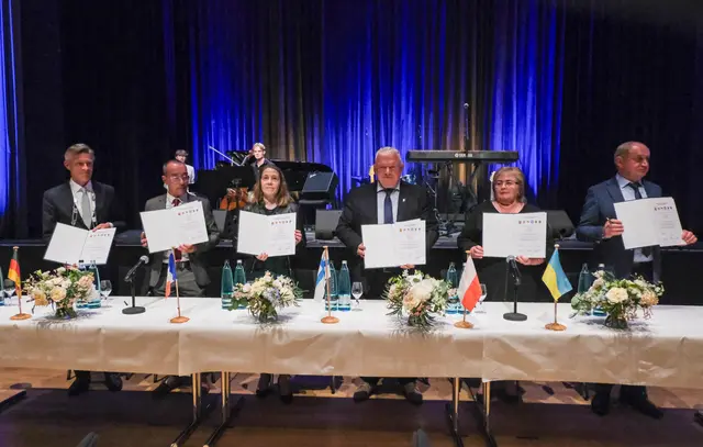 Nach dem Unterschreiben der Erklärung (v.li.):  Jan-Hendrik Röhse (Bürgermeister der Stadt Buchholz), Franck Confais ( stellvertretender Leiter für Stadtpolitik und lokale Stadtverwaltung der Stadt Canteleu/Frankreich), Sari Forsström (Verwaltungsdirektorin der Stadt Järvenpää in Finnland), Dariusz Chmura (Bürgermeister der Stadt Wohlau in Polen), Olena Petrivska (stellvertretende Bürgermeisterin der Stadt Berdyschiw/Ukraine) und Anatolii Belej (Bürgermeister der Stadt Brody/Ukraine) | Foto: Stadt Buchholz