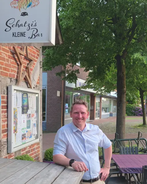 Christoph Kröger (Grüne), hier auf der Terrasse, beantwortet in Schatzi's Bar spontane Fragen der Bürger | Foto: Kröger
