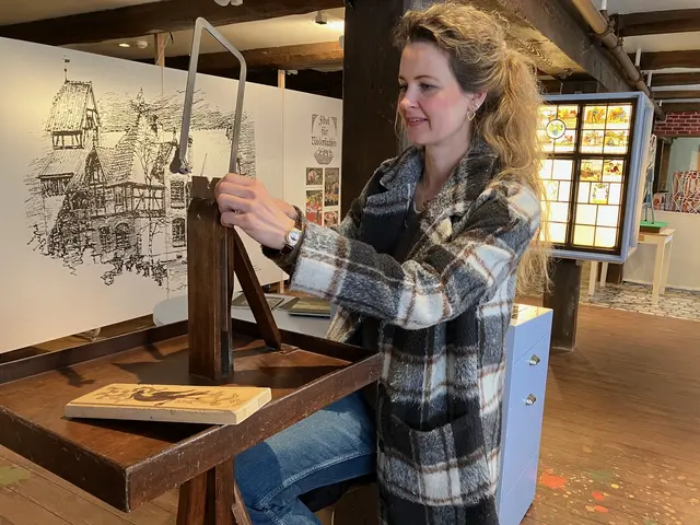 Rebekka Vaick am historischen Sägeblock | Foto: Museum im Marstall