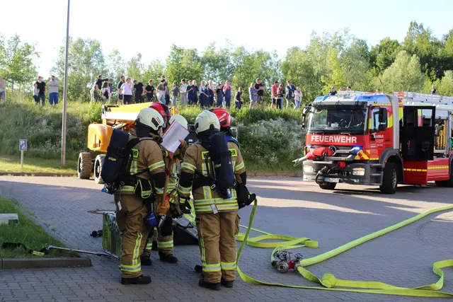 Für den Übungseinsatz wurden etliche Meter Schläuche verlegt | Foto: Stefan Braun/Feuerwehr Stade