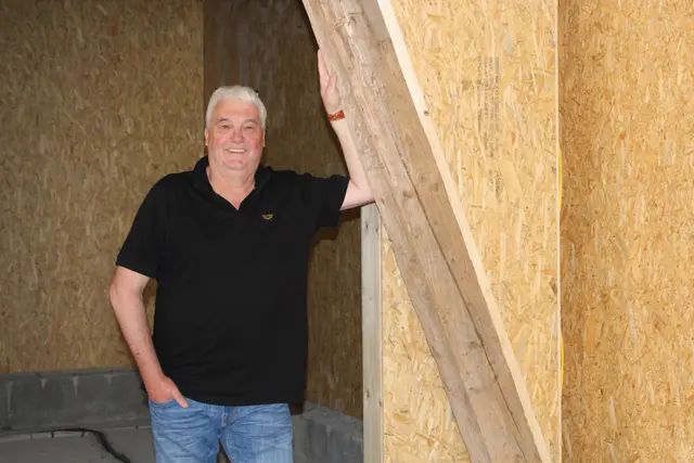Bürgermeister Stefan Holst neben den erhaltenen alten Stützbalken im Innern des Gebäudes | Foto: sb