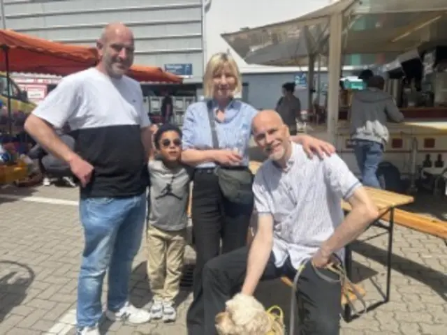 Kenneth Knobel (43), Autoglaser mit seinem Sohn Ragnar Regina (7), Gaby van Spreeuwel (66), Einzelhandelskauffrau und Adrian van Spreeuwel (61), Einzelhandelskaufmann mit Hund Nala (5) | Foto: sts