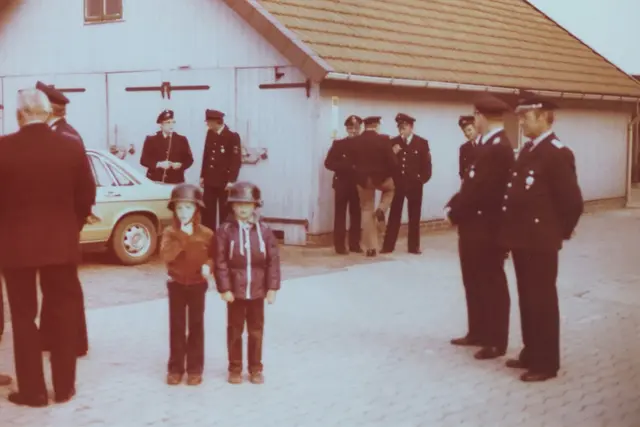 Ortsbrandmeisterwechsel 1981: Die Kinder waren selbstverständlich dabei | Foto: Ortsfeuerwehr Borstel