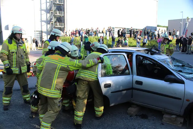 Auch ein Verkehrsunfall gehörte zum Szenario | Foto: Stefan Braun/Feuerwehr Stade