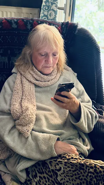 Loretta Wollenberg fällt es schwer der KI Anweisung zu geben - seit dem Schlaganfall fällt ihr das Sprechen schwer | Foto: tml
