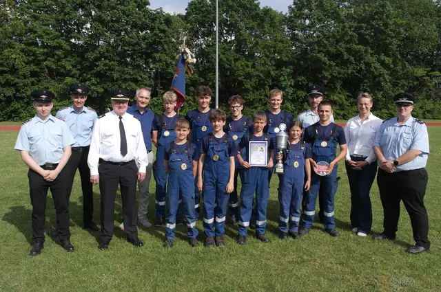 Die Sieger-Jugendfeuerwehrgruppe "Kakenstorf 1" mit stellv. Kreisjugendfeuerwehrwart Sebastian Beecken (re.), Kreisbrandmeister Jörn Petersen (3. v. li.), Salzhausens Samtgemeinde-Bürgermeister Jens Köster (4. v. li.) und Ortsbürgermeisterin Bianca Tacke (2. v. re.) | Foto: KJF LK Harburg