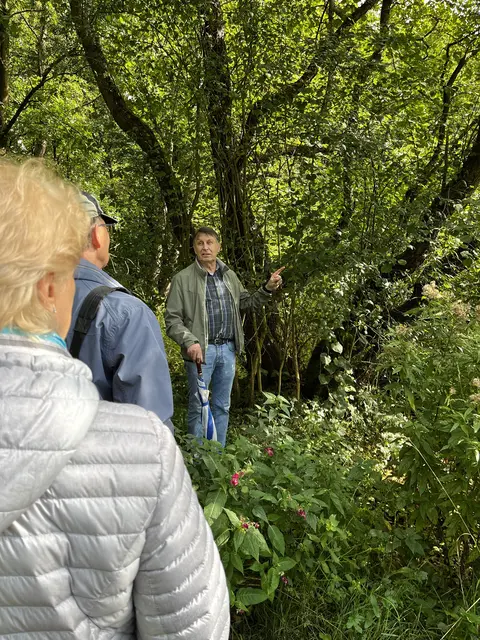 Apotheker Dr. Martin Berl zeigt bei der Kräuter-Rad-Wanderung Heilkräuter im Auetal | Foto: Stadtmarketing Harsefeld