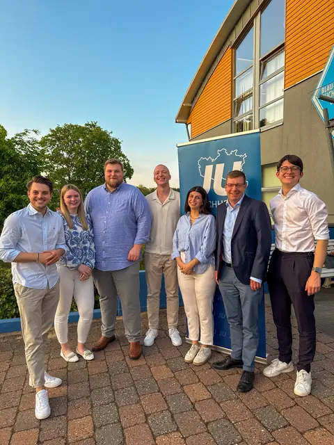 Der neue Kreisvorstand: Max Müller (v. li.), Pia-Sophie Urban, Jannik Stuhr, Henrik Martens, Arya Karahan, Dirk Hirsch sowie Niklas Hintze | Foto: JU Harburg-Land