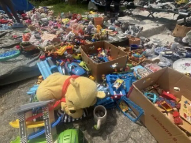 Zwischen Hausrat und Spielzeug: Altes sucht neue Besitzer | Foto: sts