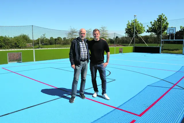 Die Initiatoren des Bewegungs- und Begegnungsparks, SV-Vorsitzender Uwe Lange (li.) und Sebastian Pötzscher auf dem Multicourt | Foto: bim