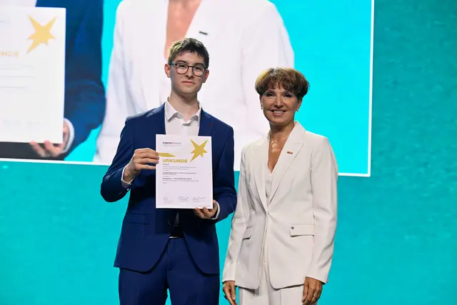 Götz Anft vom Gymnasium Am Kattenberge Buchholz (GAK) mit Schaeffler-Personalvorständin Dr. Astrid Fontaine. Schaeffler ist der Gastgeber und das Patenunternehmen für das Bundesfinale von „Jugend forscht.“ © Stiftung Jugend forscht e.V.