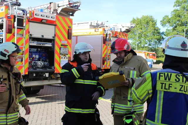 Die beteiligten Feuerwehren sprechen sich für den Einsatz ab | Foto: Stefan Braun/Feuerwehr Stade