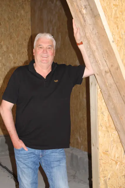 Bürgermeister Stefan Holst neben den erhaltenen alten Stützbalken im Innern des Gebäudes | Foto: sb