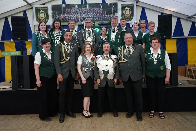 Die neuen Würdenträger von Ovelgönne (v. v. li): Sandra und Marcel Joost, Katharina Ruehs und Nico Wiesenberg, Heino Krauel und Sabine Bröhan
(hi. v. li.):Merle Behrend, Katharina Cohrs, Jens Hadler, Torsten Bauer, Anna Mau, Fynn Schwarzer, Niklas Benecke, Pia Kettler, Jessica Tolkemit, Finn Sorgatz | Foto: Schützenverein Ovelgönne